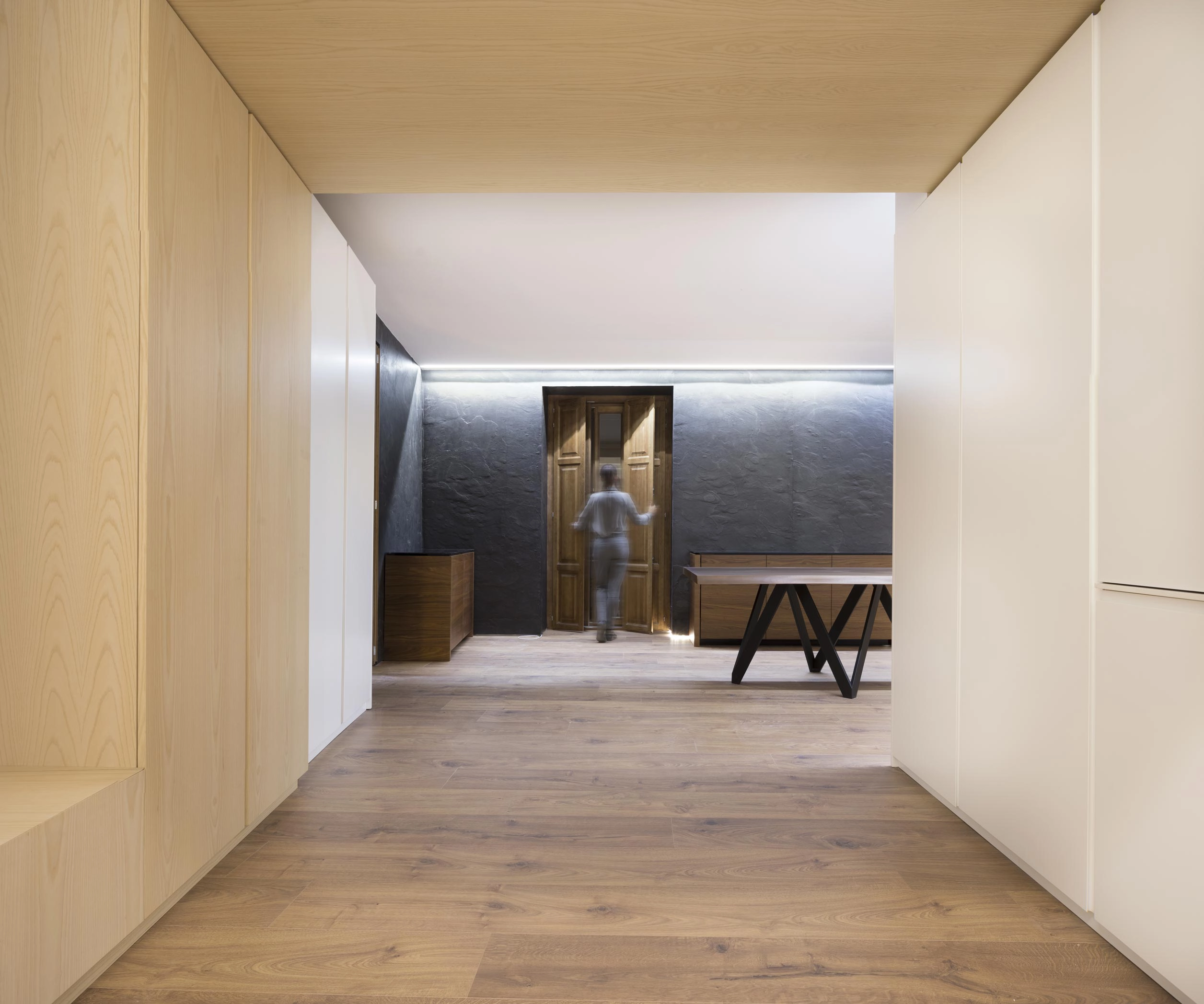 Madera natural y pizarra oscura como base de una atmósfera cálida | E6A