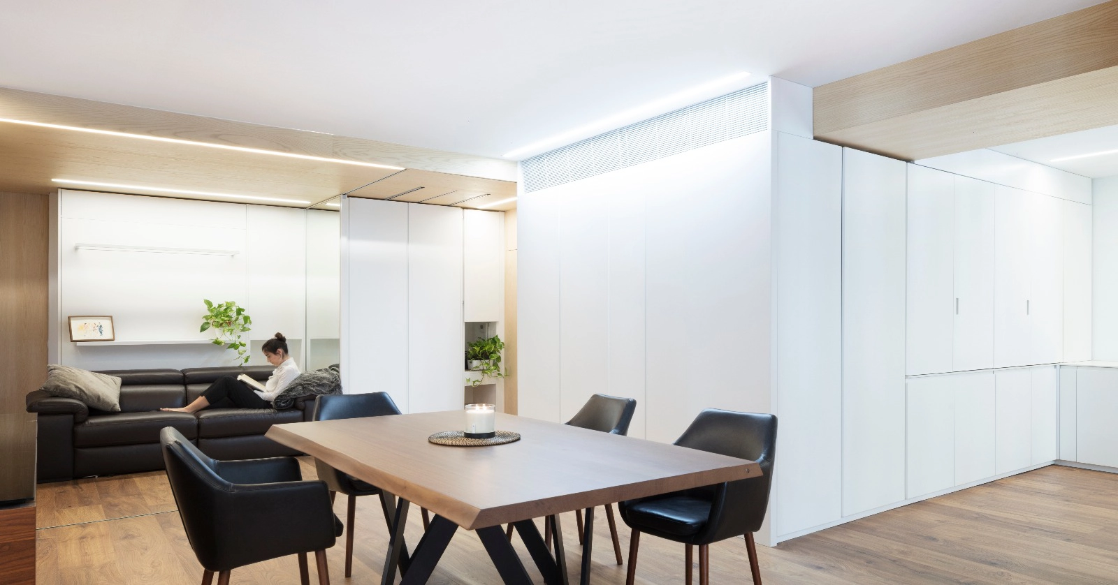 Espacio de salón transformado en dormitorio con un simple gesto estructural | E6A