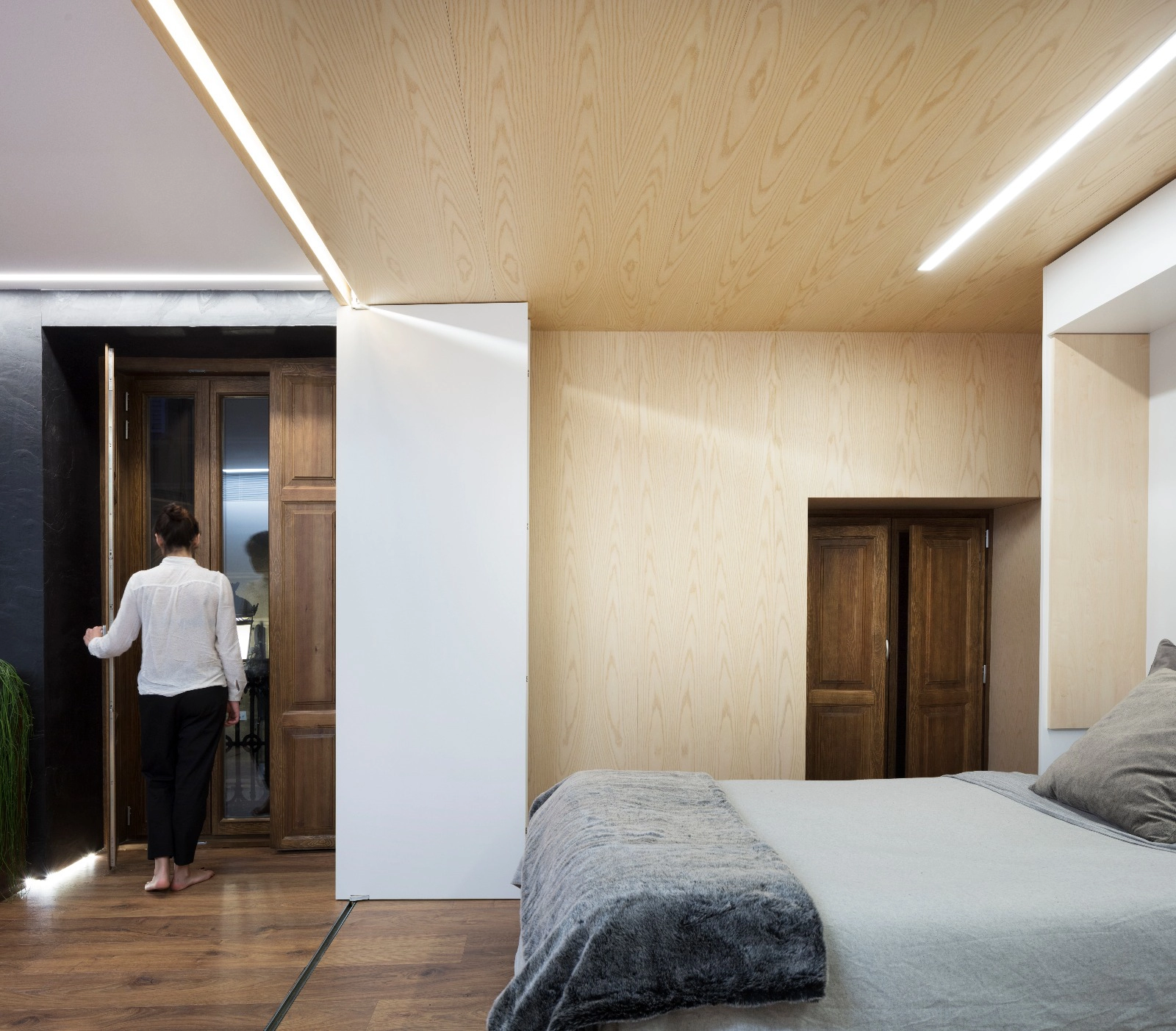 Dormitorio oculto tras paneles móviles en vivienda dinámica | E6A