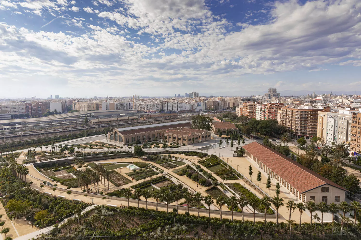 Vista general del hotel integrado en el paisaje urbano del Ensanche | E6A