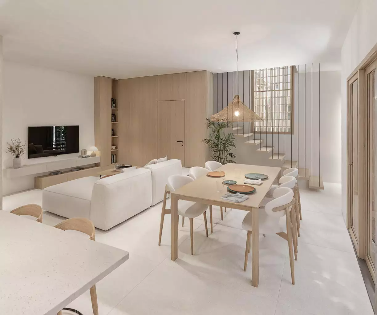 Comedor abierto al patio interior, núcleo luminoso de la vivienda | E6A