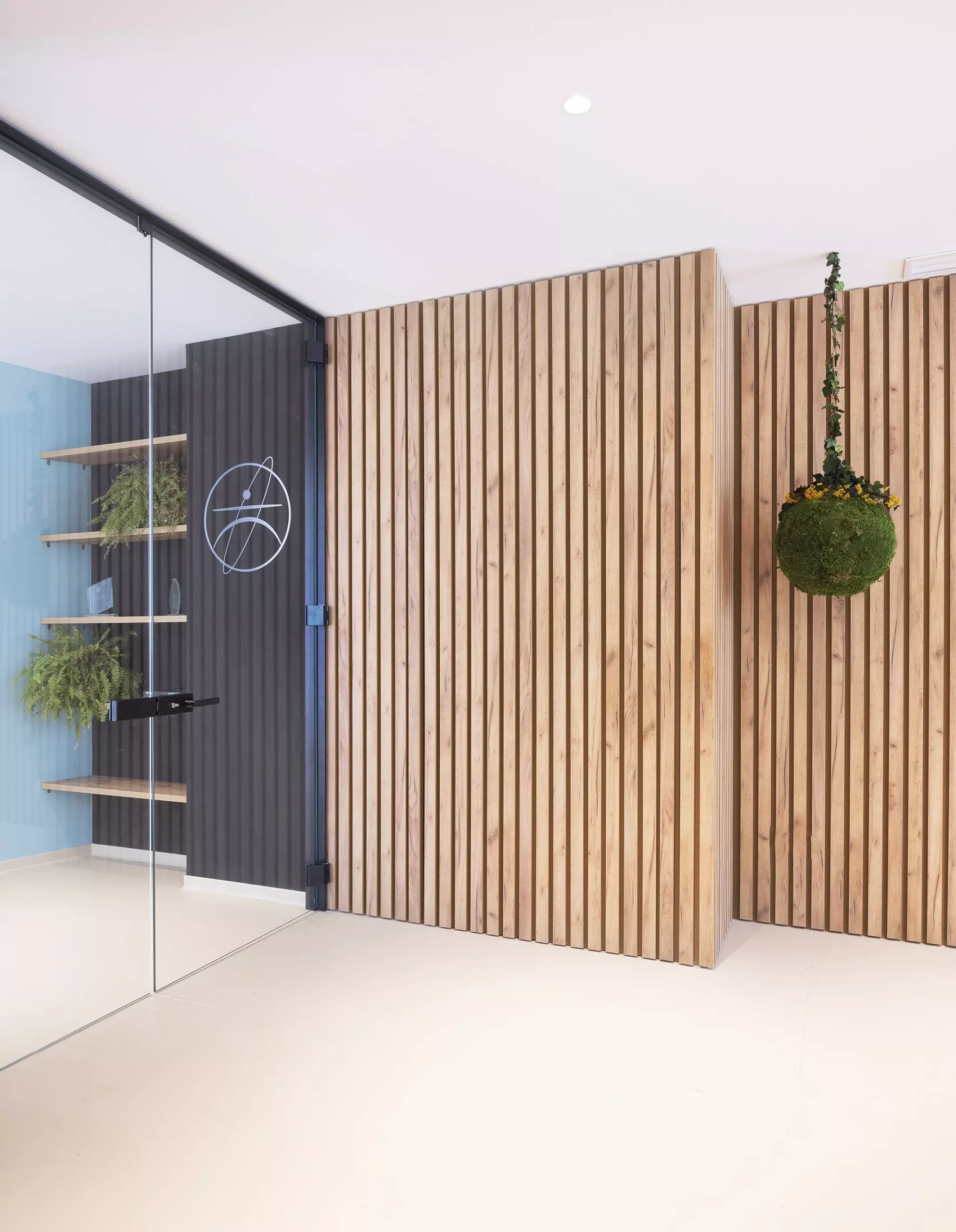 Zona de recepción con diseño sobrio y materiales nobles en la oficina de EGM | E6A