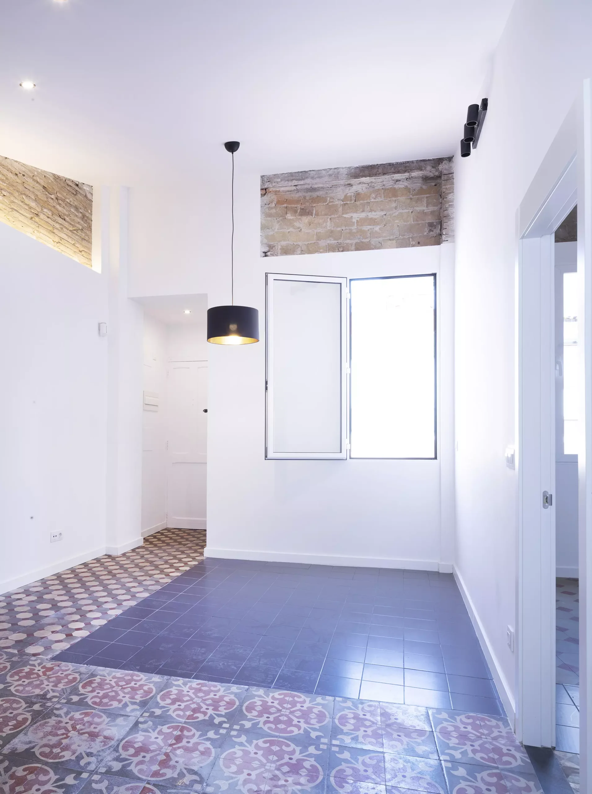 Detalle del suelo de mosaico valenciano restaurado en uno de los apartamentos | E6A