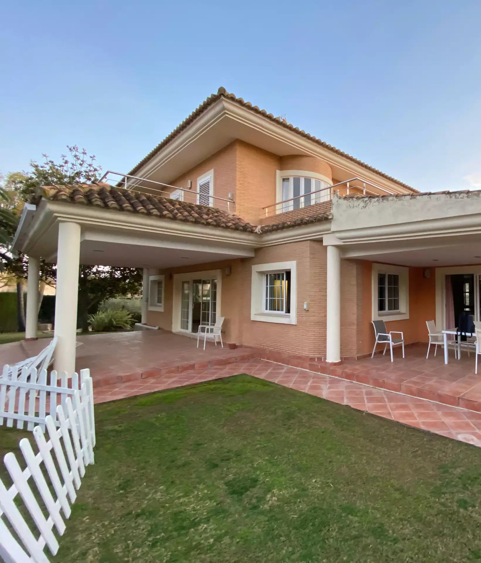 Relación fluida entre jardín, porche y zonas comunes de la vivienda | E6A