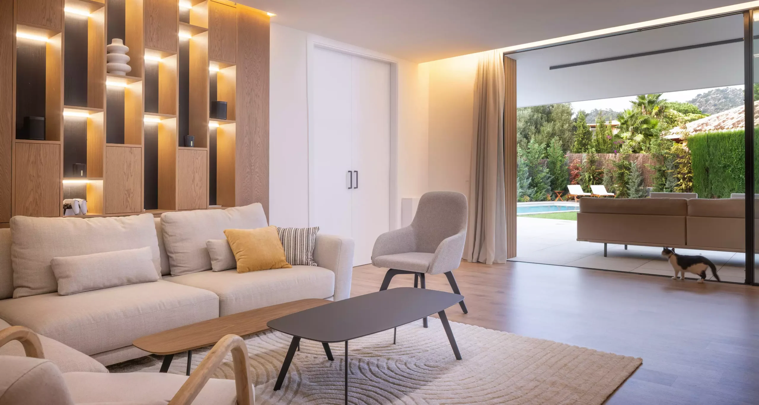 Espacios interiores fluidos que fusionan confort, tecnología y estilo | E6A