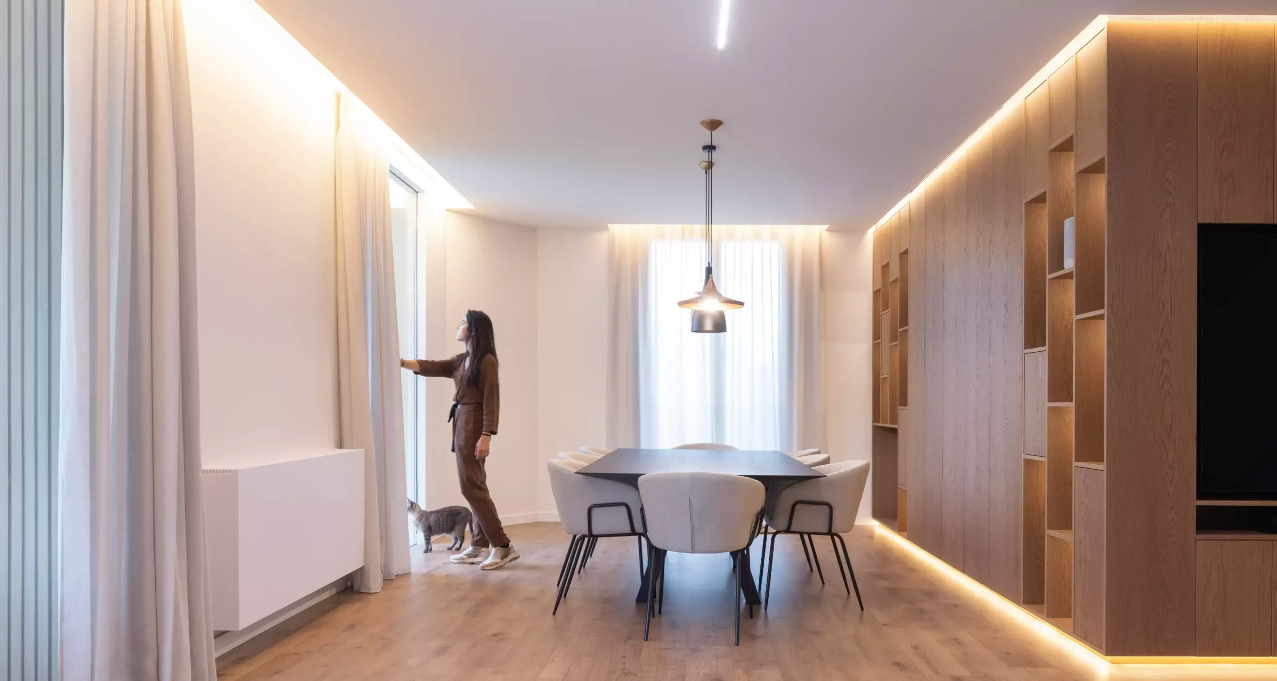 Interior luminoso con suelos de Tarimatec y líneas arquitectónicas limpias | E6A