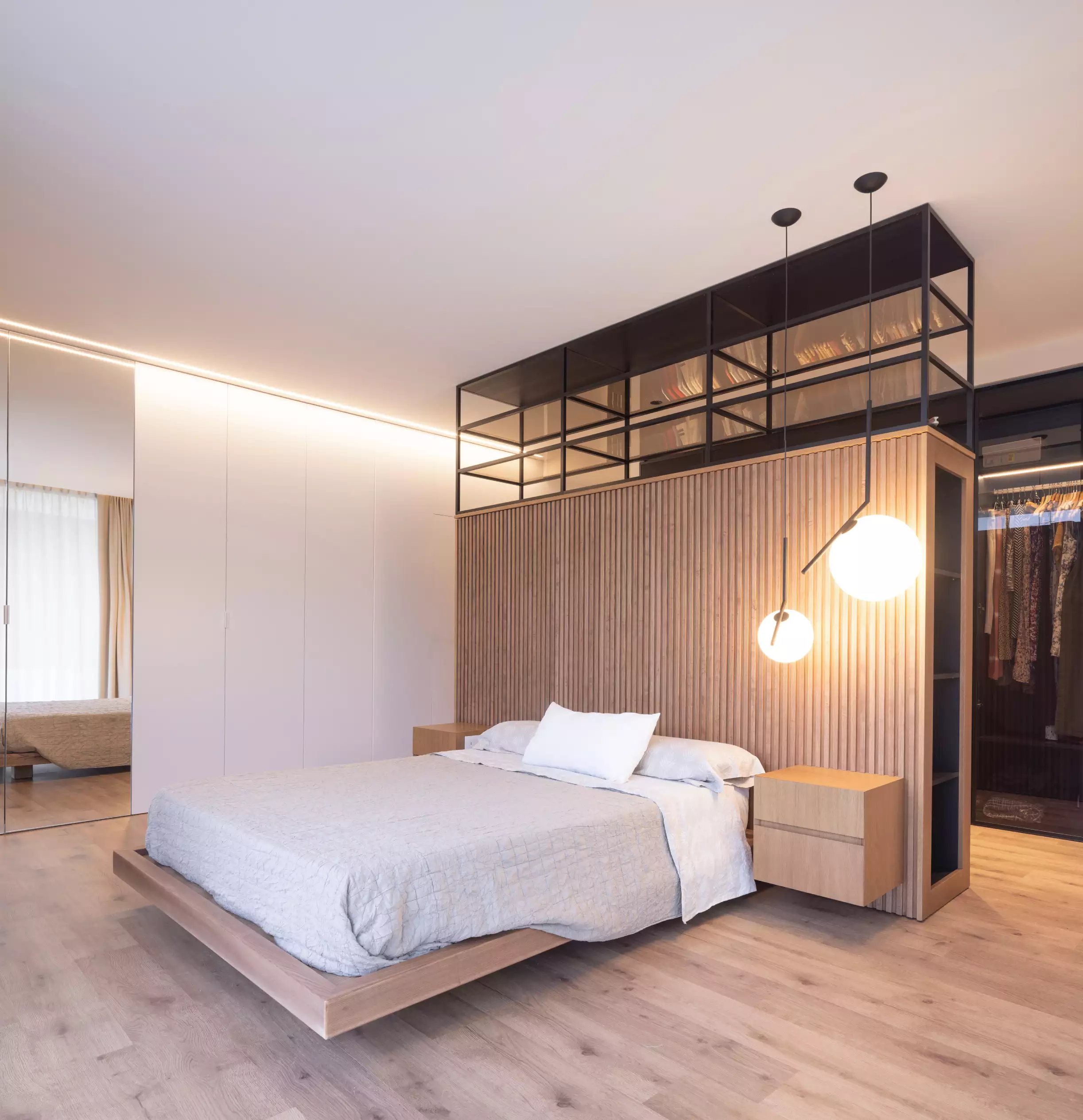 Dormitorio principal con atmósfera cálida y vistas al exterior ajardinado | E6A