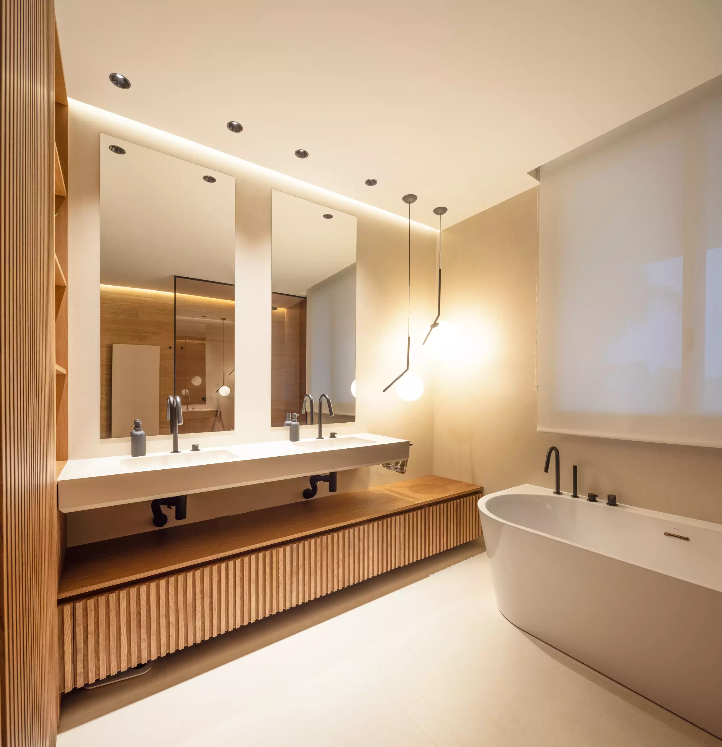 Baño principal con diseño contemporáneo, luz natural y acabados de alta calidad | E6A