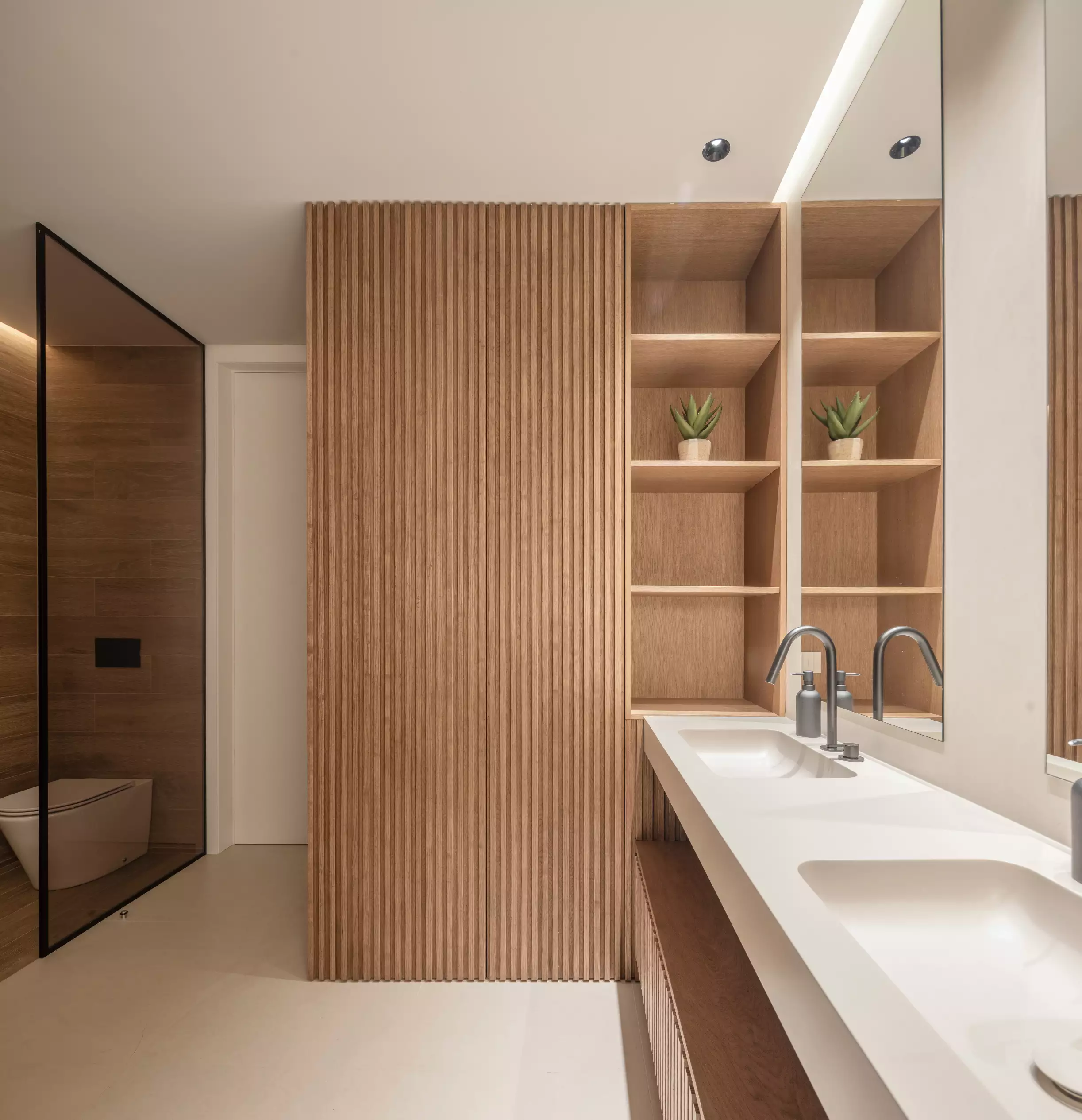 Baño principal con materiales nobles y diseño funcional y elegante | E6A