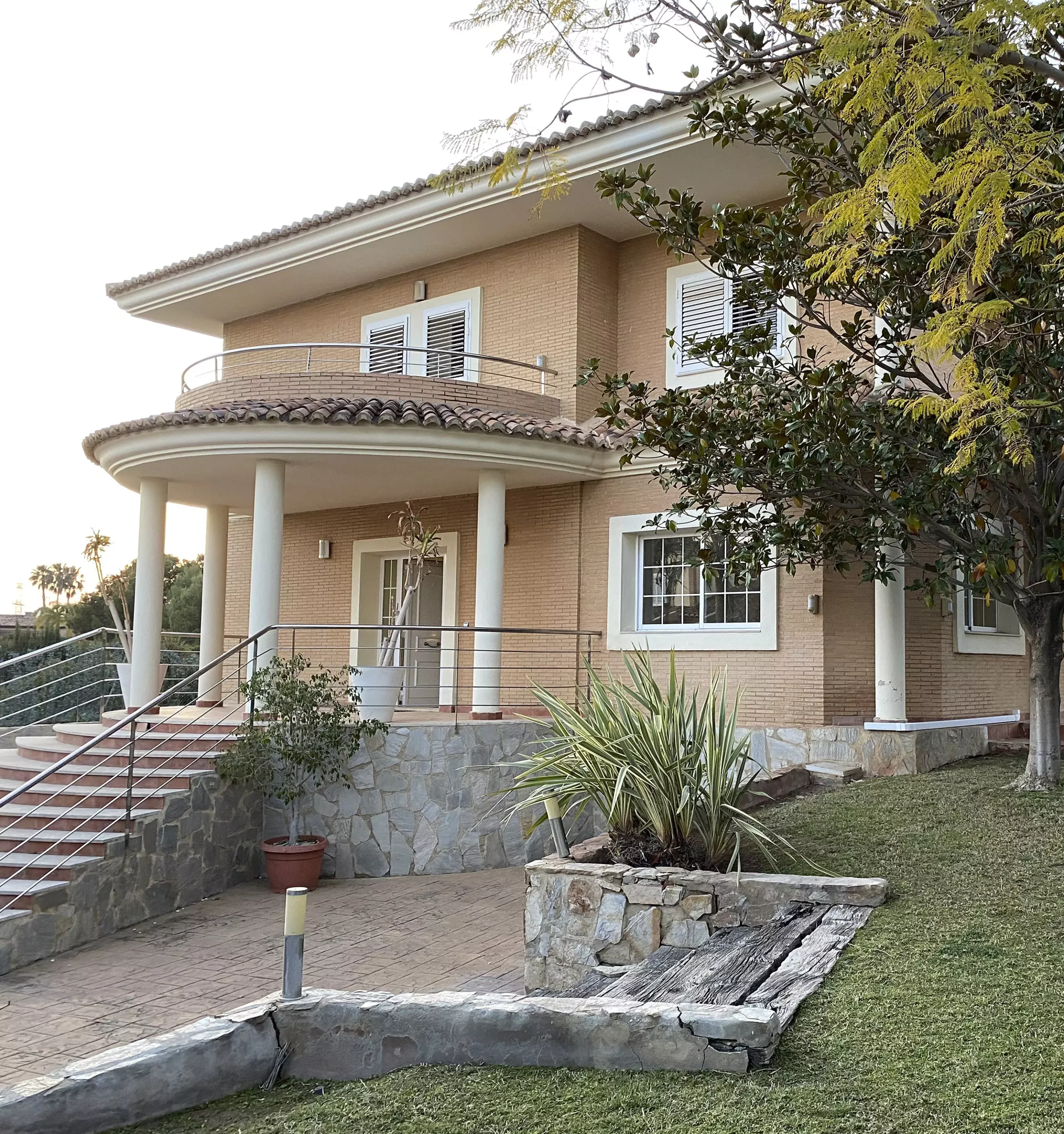 Fachada renovada que actualiza la estética clásica del chalet de Villa Malta | E6A