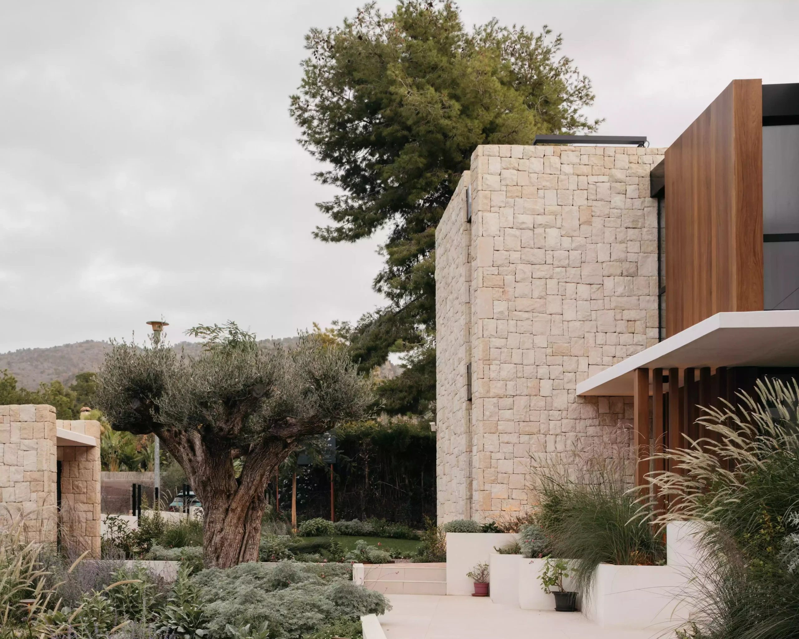 Villa Zytrus, un refugio mediterráneo integrado en la Sierra Calderona | E6A