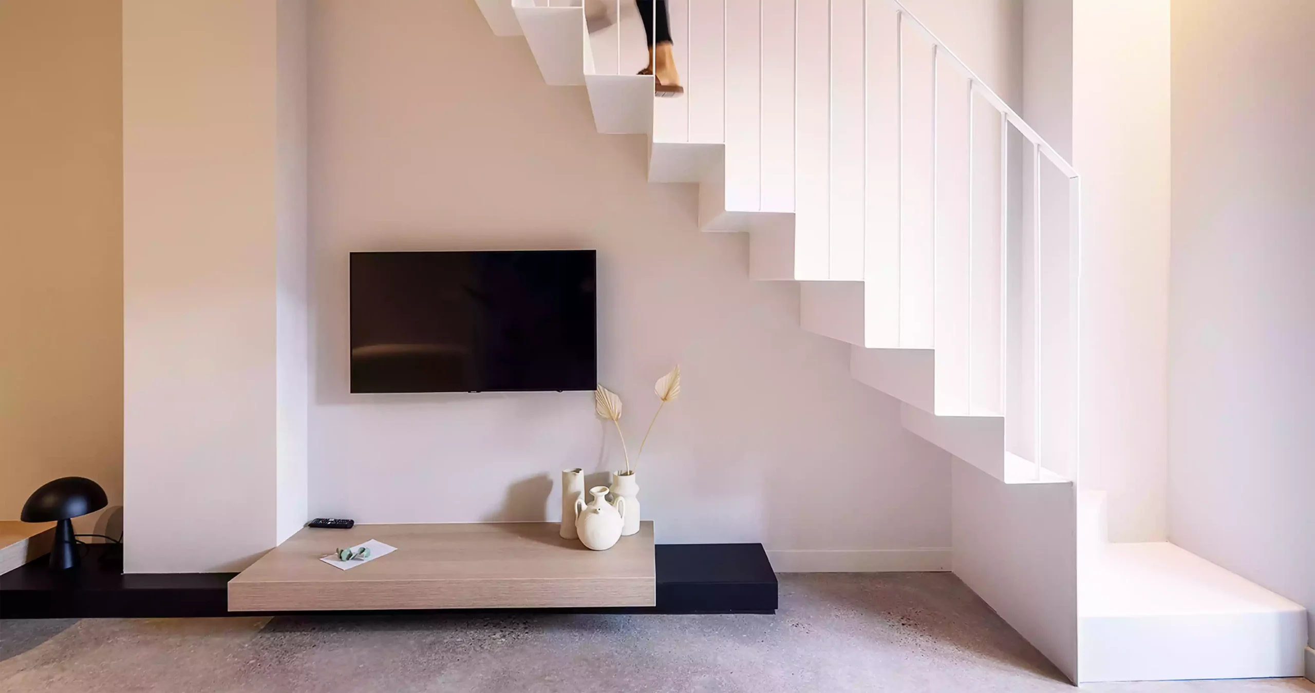 Salón del Yours Boutique Hotel en Valencia, con diseño minimalista que combina hormigón visto, carpintería metálica negra y una paleta de colores neutros. | E6A